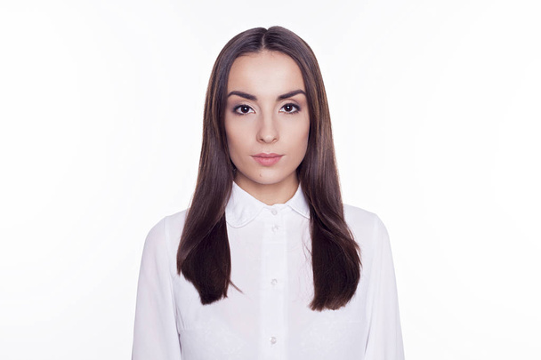 serious woman in white shirt - Foto, afbeelding