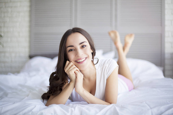 beautiful woman in bed - Valokuva, kuva