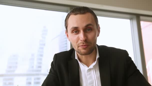 Νέος όμορφος χαρούμενα επιχειρηματίας κάνει κλήση βίντεο για επαγγελματίες, ηλεκτρονική διάσκεψη - Πλάνα, βίντεο
