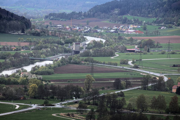 Vista desde Wolfsberg cerca de Dietfurt en Alemania. Ottmaring se puede ver
 - Foto, imagen