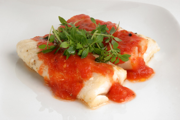 Lomos de bacalao cocidos con salsa de tomate
 - Foto, imagen