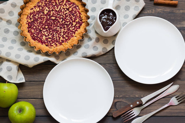 Pasta elma ve berry ile reçel koyu ahşap arka plan üzerinde - Fotoğraf, Görsel