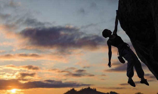 Sziluettjét sportos nő szikla mászófal - Fotó, kép