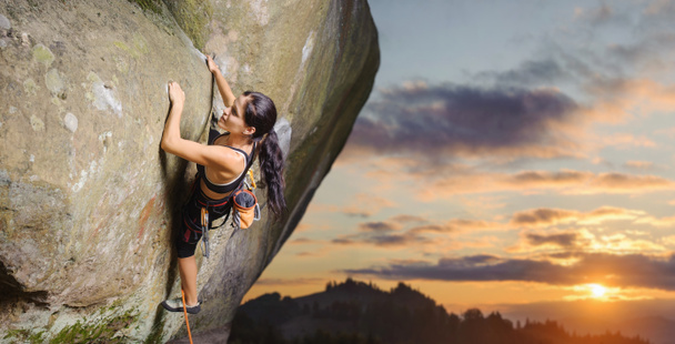 Θηλυκό ορειβάτης αναρρίχηση μεγάλος ογκόλιθος στη φύση με σχοινί - Φωτογραφία, εικόνα