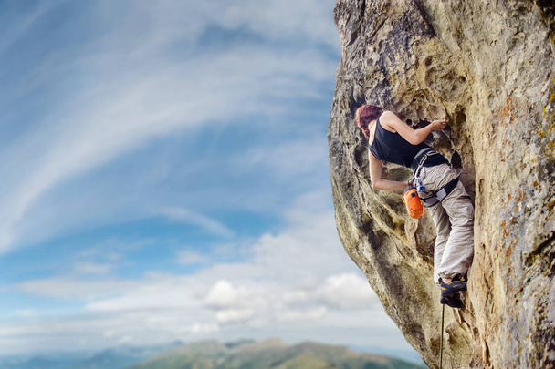 Bergsteigerin an steiler überhängender Felswand - Foto, Bild