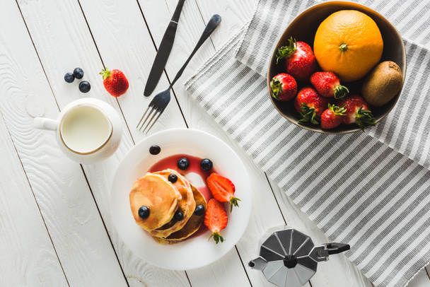 tortitas y frutas para un desayuno saludable
 - Foto, Imagen