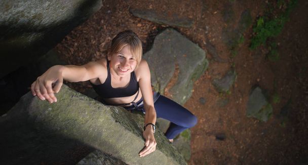Kadın ip ile kayalık bir duvara tırmanma tırmanıcı - Fotoğraf, Görsel