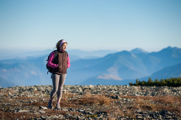 Prachtige vrouwelijke wandelaar genieten van prachtige natuur landschap - Foto, afbeelding