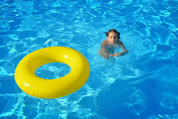 Adorabile bambino che si rilassa in piscina
 - Foto, immagini
