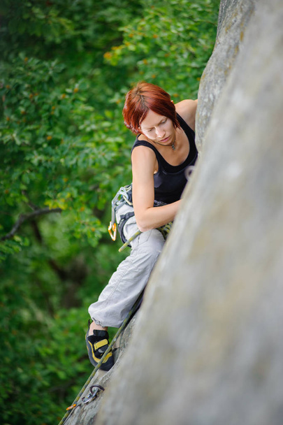 Kobieta lekkoatletycznego wspinaczki Strome skaliste ściany w okresie letnim - Zdjęcie, obraz