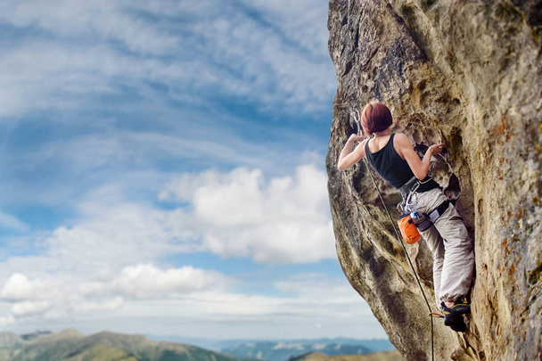 Γυναικεία ροκ ορειβάτης στον απότομο βράχο overhanging - Φωτογραφία, εικόνα