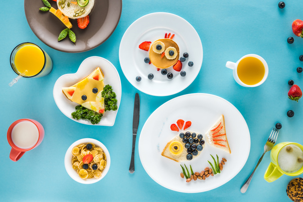 comida estilo desayuno con varios platos
  - Foto, Imagen