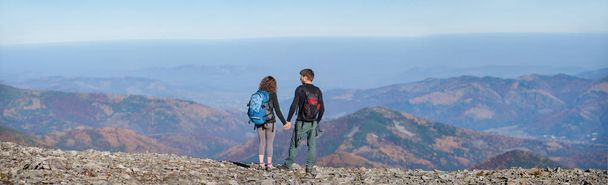 Dva turisté s batohy na hřebeni hory - Fotografie, Obrázek
