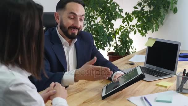 Εικόνα δύο επιτυχημένων επιχειρηματικών εταίρων που εργάζονται σε συνάντηση στο γραφείο - Πλάνα, βίντεο