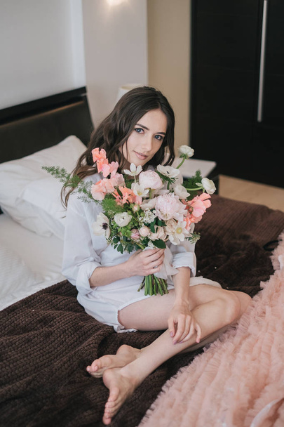 girl with bouquet of flowers  - Valokuva, kuva