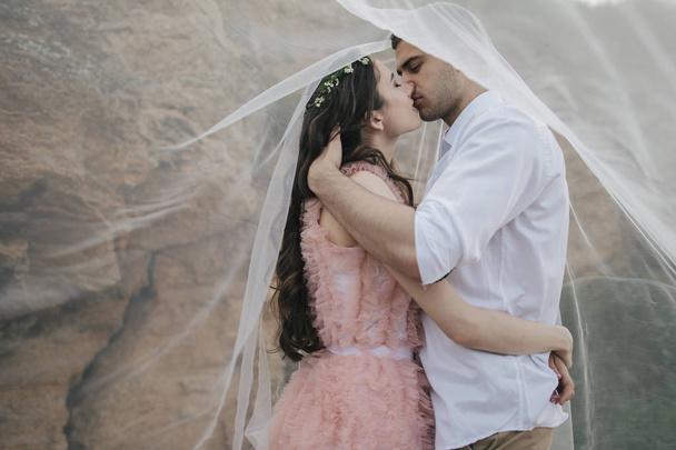 couple kissing under veil  - Fotoğraf, Görsel