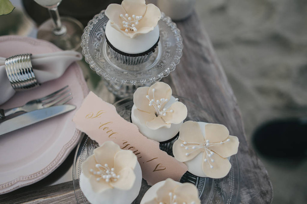 Wedding table setting with muffins  - Zdjęcie, obraz