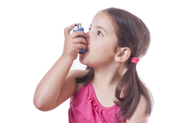 Kleines Mädchen benutzt medizinisches Spray zum Atmen - Foto, Bild
