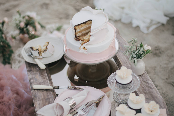 Wedding table setting with cake - Fotografie, Obrázek