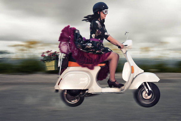Vintage κορίτσι ιππασία μια μοτοσικλέτα - Φωτογραφία, εικόνα