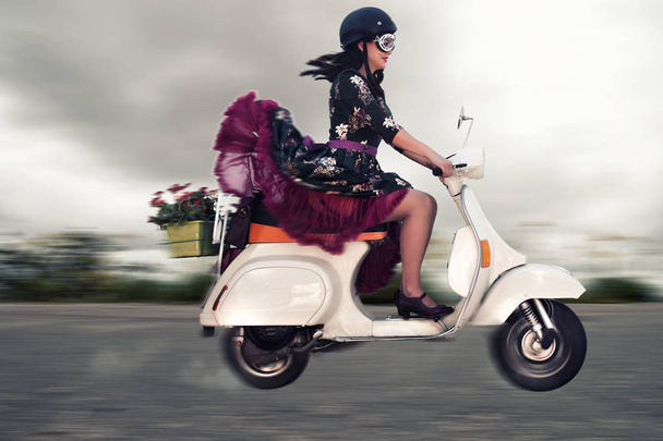 Винтажная девушка на мотоцикле
 - Фото, изображение