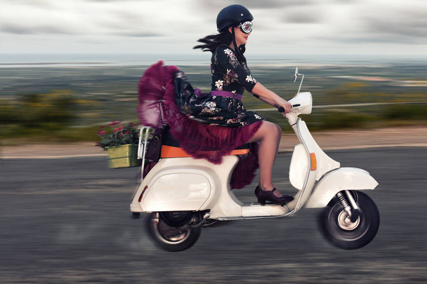Вінтажна дівчина їде на мотоциклі
 - Фото, зображення