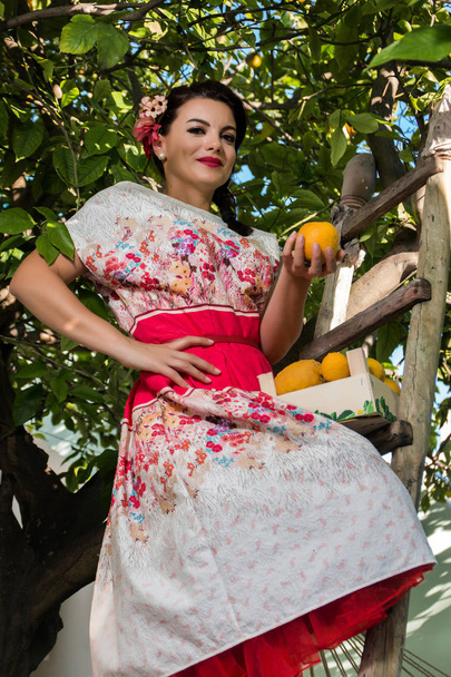 Vintage girl with floral dress - Foto, Imagen