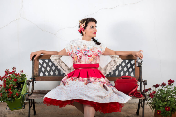 Menina vintage com vestido floral
 - Foto, Imagem