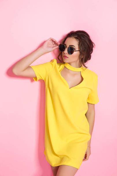 Beautiful girl in colorful clothes wearing sunglasses - Foto, Imagen