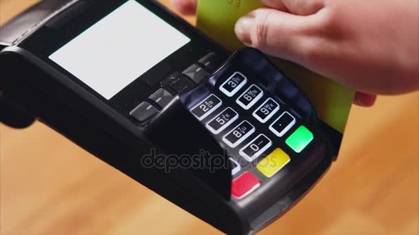 Pago sin efectivo con tarjeta de crédito
 - Metraje, vídeo