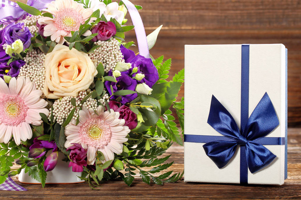blaue Geschenkschachtel mit schönem Blumenstrauß - Foto, Bild