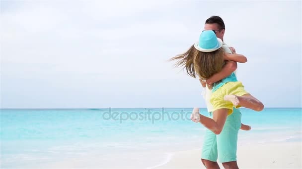 Padre y sus adorables niñas se divierten juntos en la playa tropical
 - Metraje, vídeo
