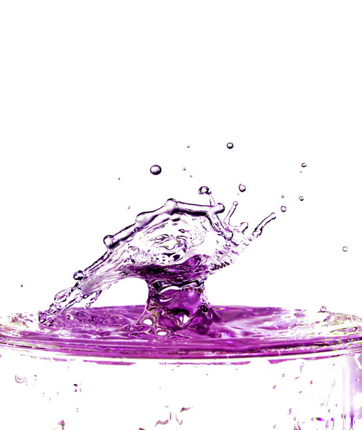 Színes folyékony splash elszigetelt fehér background - Fotó, kép