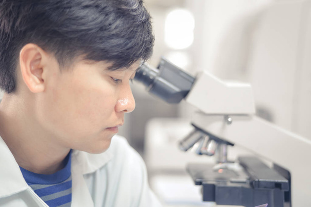 Científico asiático trabajando en laboratorio
. - Foto, imagen