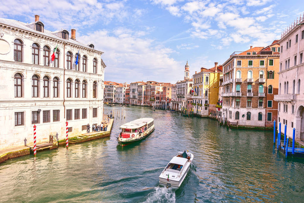 ヴェネツィアの大運河でのボート。Scenice イタリア ラグーン - 写真・画像