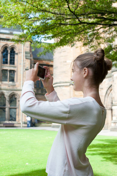 Mladá dospívající dívka vyfotit v Glasgow University zahradní. - Fotografie, Obrázek