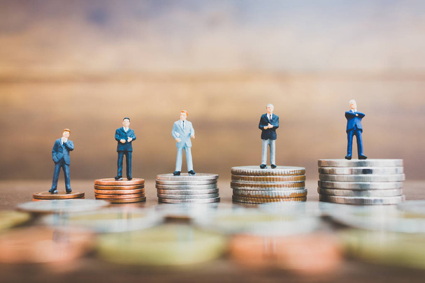 Minyatür insanlar işadamı para üzerinde duran - Fotoğraf, Görsel