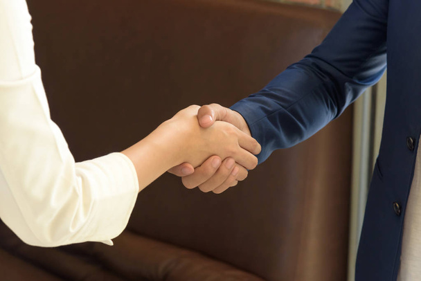Business people shaking hands - Fotografie, Obrázek