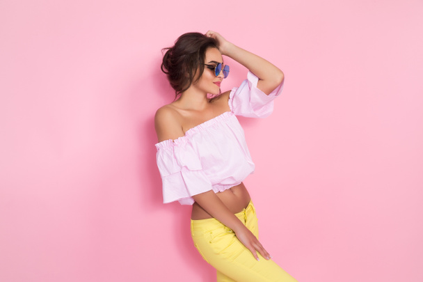 Beautiful girl in colorful clothes wearing sunglasses - Foto, Imagem