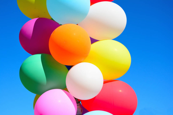 Mavi gökyüzü arka plan üzerinde renkli balon - Fotoğraf, Görsel