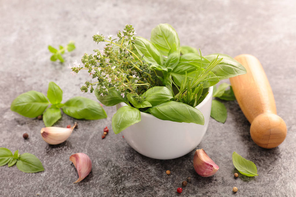 basil leaves and garlic cloves - Foto, afbeelding