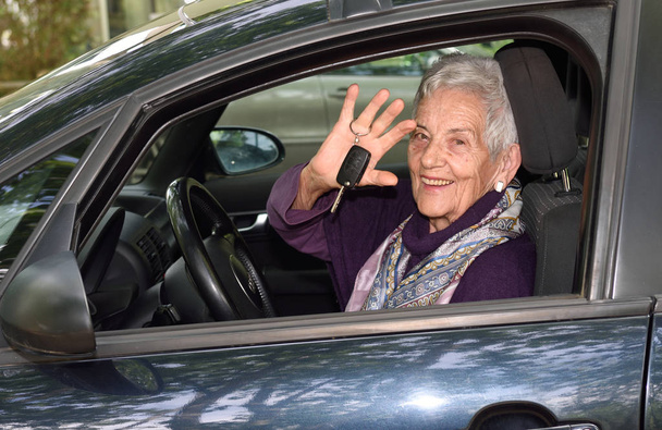 Senior kobieta z kluczami od samochodu - Zdjęcie, obraz