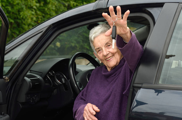 donna anziana con le chiavi della macchina
 - Foto, immagini