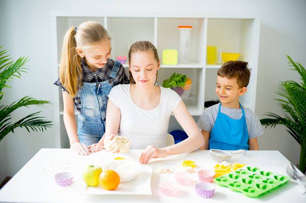 Family cooking together - Valokuva, kuva