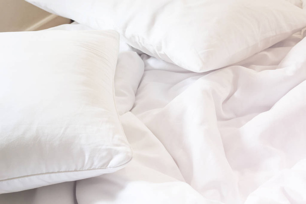 長い夜に寝てから寝室でしわ乱雑な毛布とベッドの上の白い枕. - 写真・画像