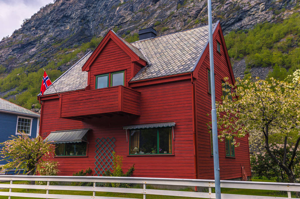 Norwegen - 14. Mai 2017: typisches rotes Haus in einem Dorf in Norwegen - Foto, Bild