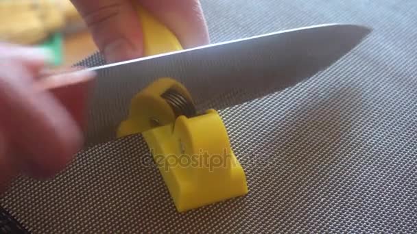 Messer und Spitzer für ein Messer in den Händen eines Mannes. manuelles Schärfen eines Messers - Filmmaterial, Video