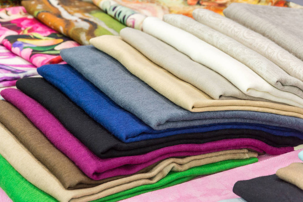Крупный план шелка, разноцветной ткани на открытом рынке
 - Фото, изображение