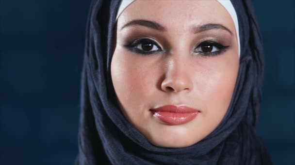Εφαρμογή μακιγιάζ σε νεαρή όμορφη μουσουλμανική γυναίκα με μαντίλα - Πλάνα, βίντεο