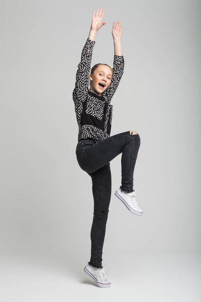 Молодая красивая девушка прыгает и кричит
 - Фото, изображение
